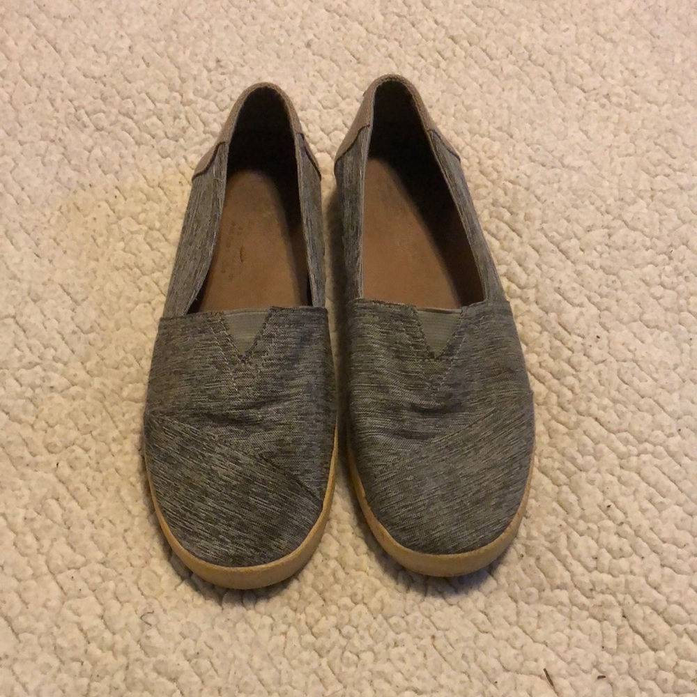 Woman’s gray Tom’s slip-ons 🥿